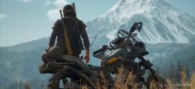 لقطة شاشة من لعبة Days Gone Remastered تُظهر ديكون وهو ينظر إلى جبل بجانب دراجته النارية.