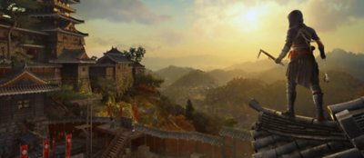 لقطة شاشة من لعبة Assassin's Creed Shadows تُظهر شخصية على سقف منزل تطل على حصن.