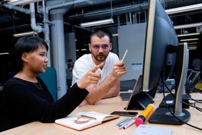 Employés de SIE collaborant à un bureau